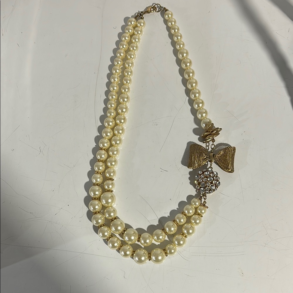 Elegant Pearl Necklace with Gold Accents